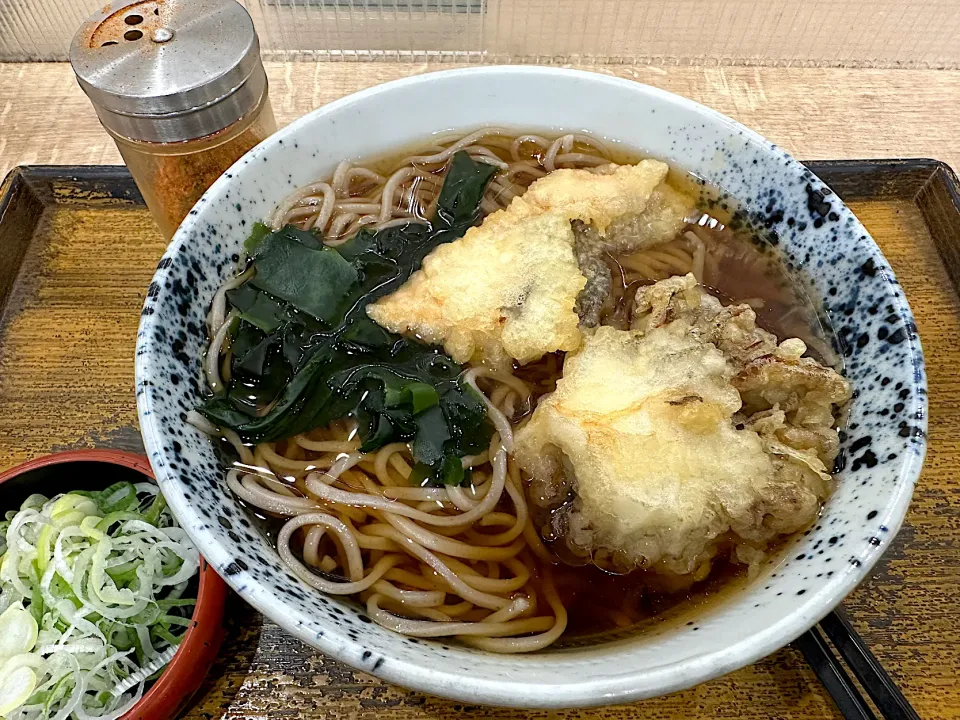 黒舞茸天と鮭天そば|マハロ菊池さん