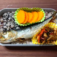 Snapdishの料理写真:今日の手作り弁当は、十六穀ごはんのイワシ丸干し弁当。

献立は、
・十六穀ごはん
・イワシ丸干し
・昆布うま煮
・キムチたくあん|Mars＠釜飯作り研究中さん