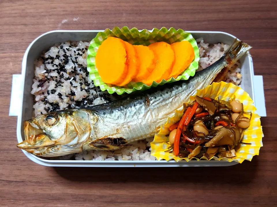 今日の手作り弁当は、十六穀ごはんのイワシ丸干し弁当。

献立は、
・十六穀ごはん
・イワシ丸干し
・昆布うま煮
・キムチたくあん|Mars＠釜飯作り研究中さん