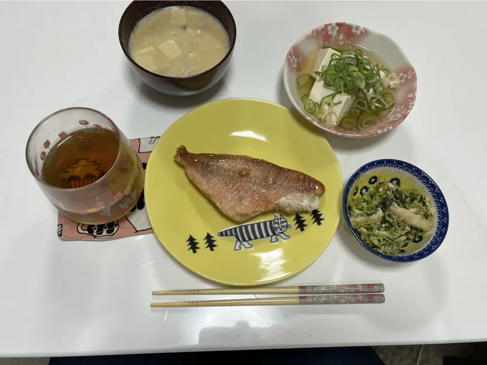 晩御飯٩( ᐛ )و☆赤魚の生姜煮☆豆苗の卵炒め（ツナ・しめじ）☆温奴☆みそ汁（高野豆腐・白菜・しめじ）みそ汁の高野豆腐ちょっと溶けて豆乳入りみたいに白くなったー🤣|Saharaさん