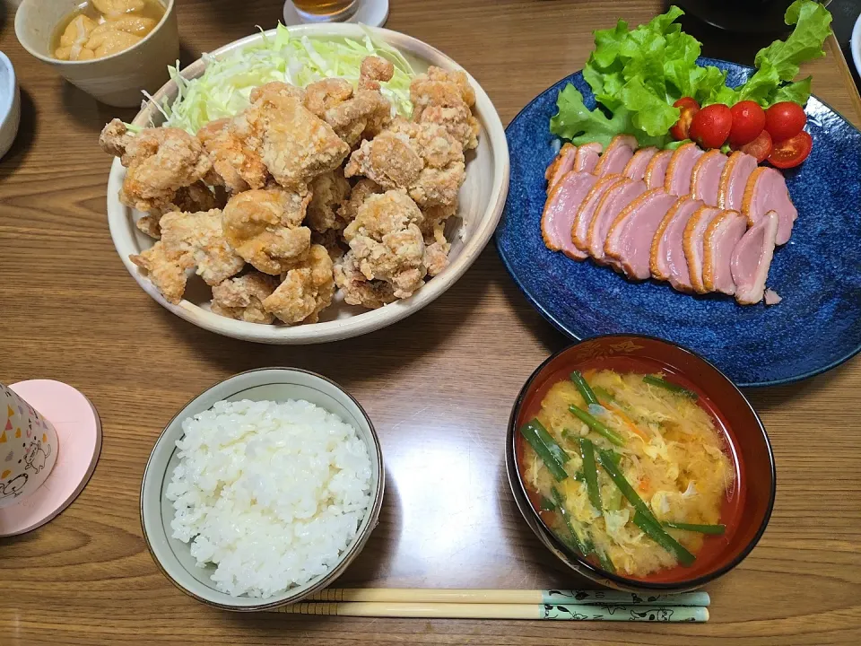 唐揚げ・鴨のスモーク・ご飯・ニラ玉味噌汁🌺|chiyukiさん