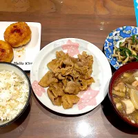 Snapdishの料理写真:豚ロースの甘辛焼き　けんちん汁　ピーマンとしめじのおかか炒め　チーズ入りいももち|おさむん17さん