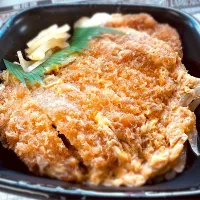 Snapdishの料理写真:ほっともっとのロースカツ丼弁当|カノウマコトさん