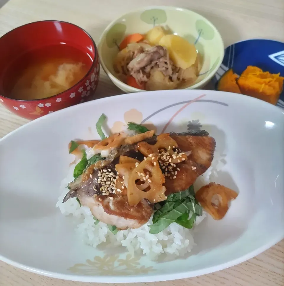 ぶりのしょうが焼きのっけ丼、肉じゃが|ちゃいさん