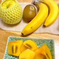 Snapdishの料理写真:チョコちゃんがくれたフルーツ🍏🍌✨|さくたえさん