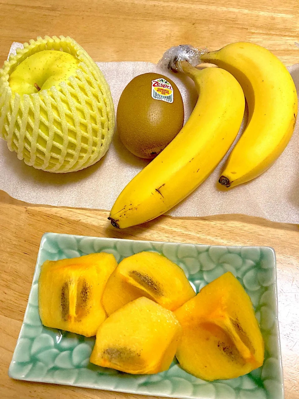 Snapdishの料理写真:チョコちゃんがくれたフルーツ🍏🍌✨|さくたえさん