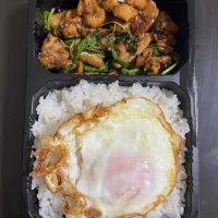 Snapdishの料理写真:Basil Chicken with Fried Egg|Pattarporn Krangpanichさん