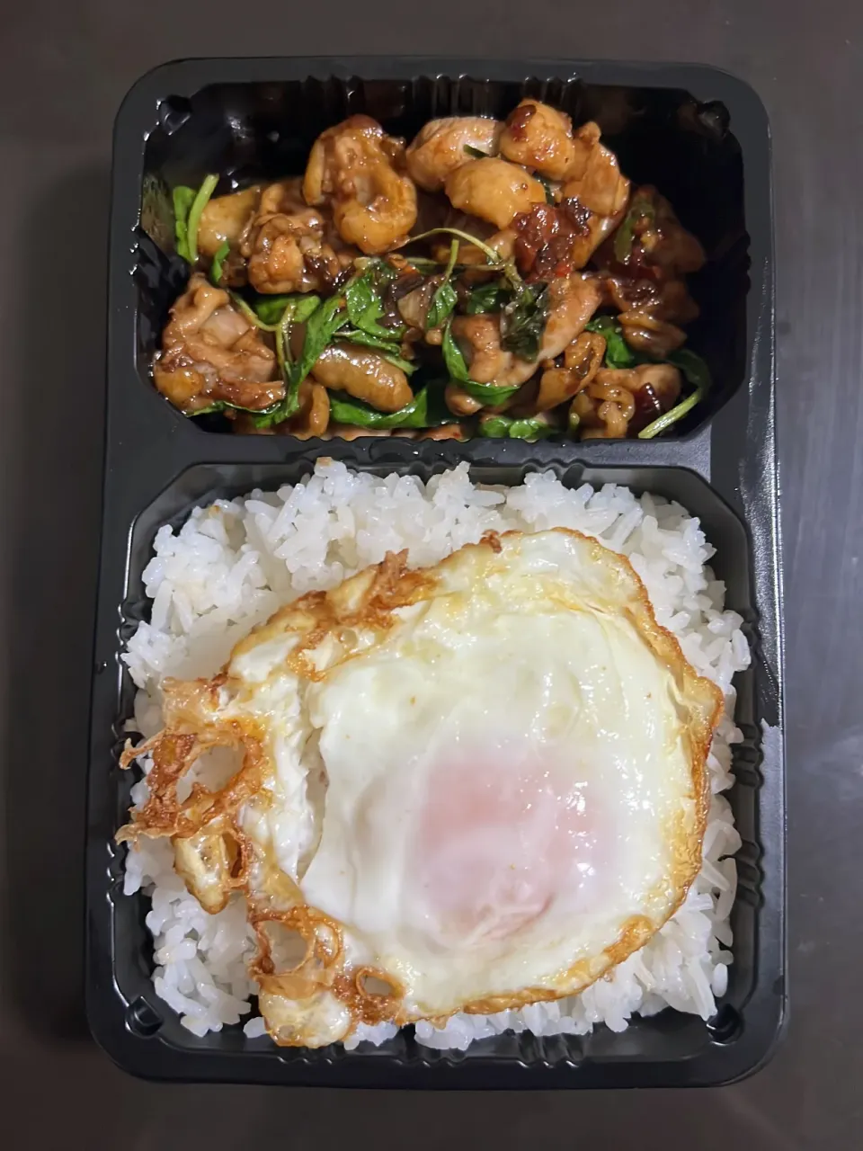 Basil Chicken with Fried Egg|Pattarporn Krangpanichさん