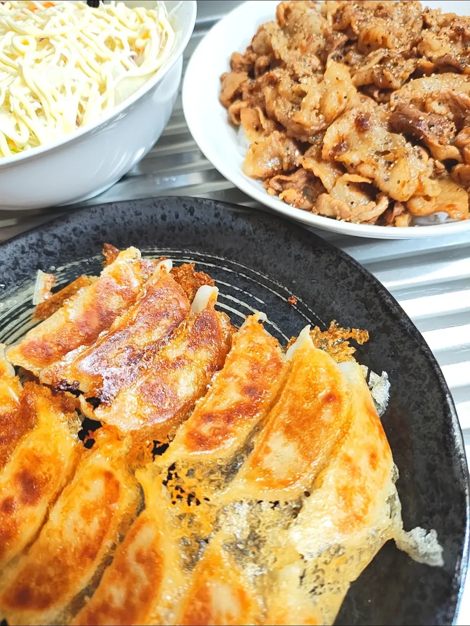 ペッパーポークご飯と生姜餃子とキャベツ千切り|時雨さん