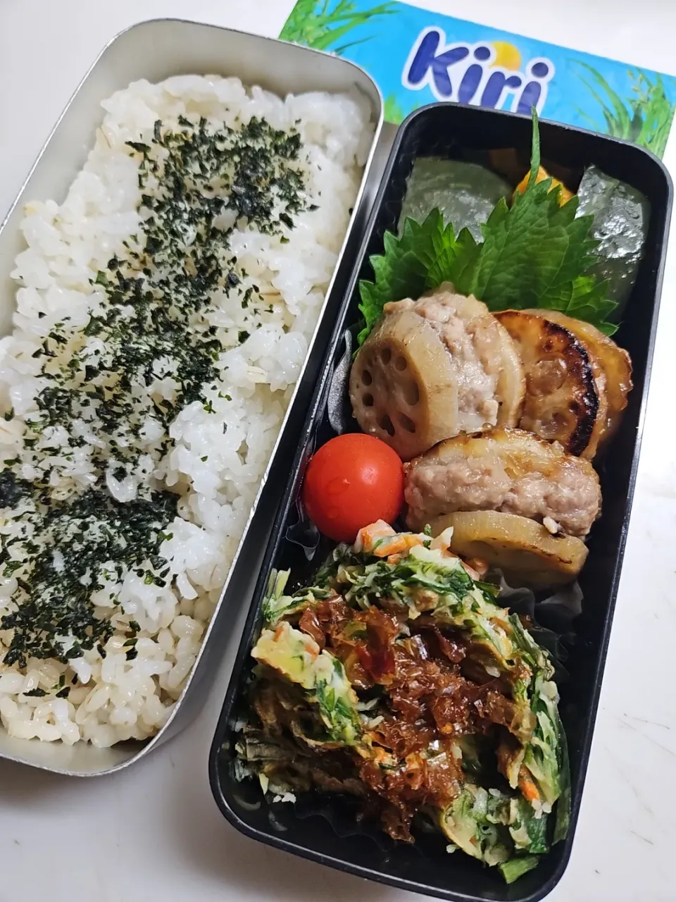 ☆高校生弁当☆もち麦入り若芽ごはん、南瓜煮物、蓮根挟み焼き、チヂミ、ミニトマト、キリスティック|ｼｮｺﾗさん