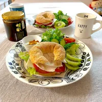 Snapdishの料理写真:チキンと野菜のサンドの朝食🥪|ゆかりさん