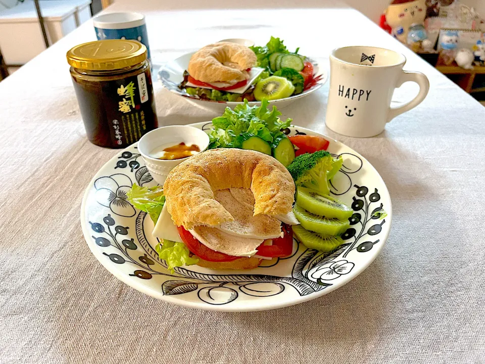 チキンと野菜のサンドの朝食🥪|ゆかりさん