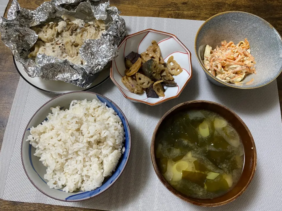 ささ身の塩麹ホイル焼き　人参とゆで卵のマスタードサラダ　レンコンとナスとポン酢炒め　麦ご飯　味噌汁|♡misaki♡さん