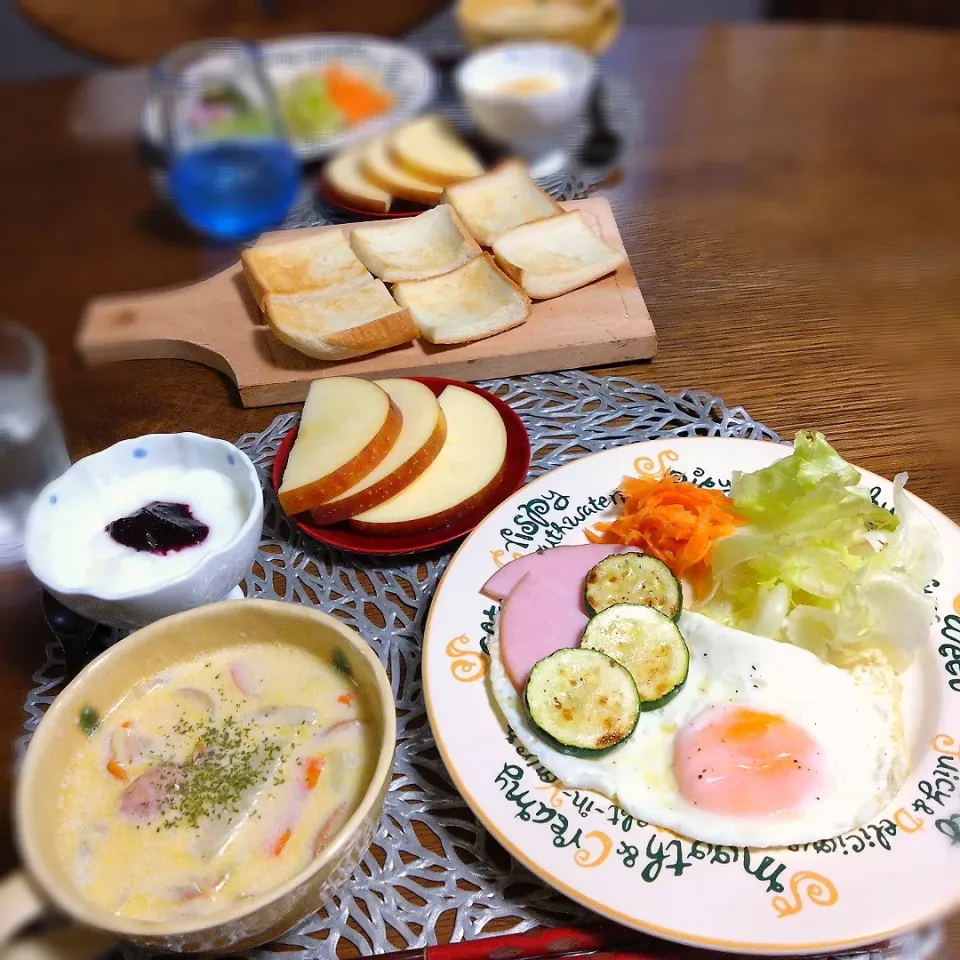 朝ごはん☔！|まめころさん