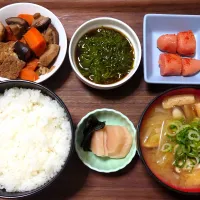 Snapdishの料理写真:今日の朝ごはんは家で、新米・高知県産こしひかりに辛子明太子、めかぶポン酢、里芋のごった煮、白菜と椎茸のみそ汁、すぐき。|Mars＠釜飯作り研究中さん