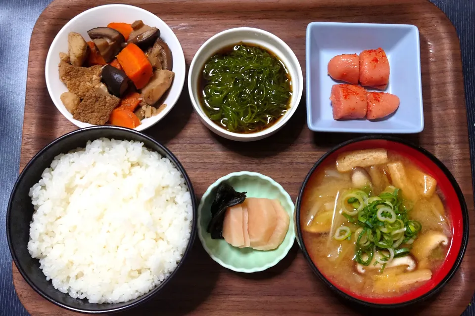 今日の朝ごはんは家で、新米・高知県産こしひかりに辛子明太子、めかぶポン酢、里芋のごった煮、白菜と椎茸のみそ汁、すぐき。|Mars＠釜飯作り研究中さん