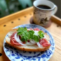 Snapdishの料理写真:酢玉ねぎ効果！鼻水止まった！ペッパービーフサンドイッチ|アッコちゃん✨さん