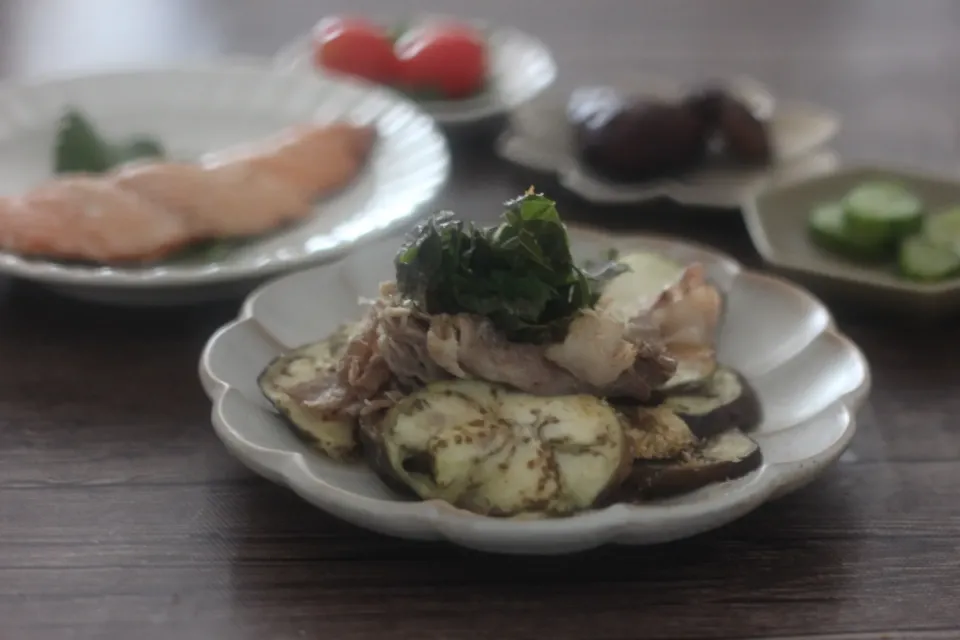 Snapdishの料理写真:なすと豚しゃぶ肉のしそ風味レンジ蒸し|ちいさなしあわせキッチンさん