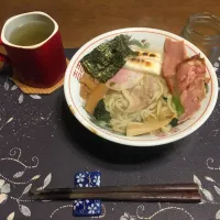 Snapdishの料理写真:焼きあご塩らー麺たかはし監修焼きあご塩ラーメン+自前の具材(網焼き餅、つるし焼豚スライス、カットワカメ、メンマ、板海苔)、沢庵、熱い日本茶(昼飯)| enarinさん