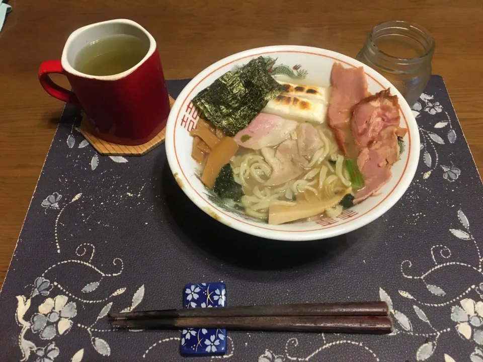 焼きあご塩らー麺たかはし監修焼きあご塩ラーメン+自前の具材(網焼き餅、つるし焼豚スライス、カットワカメ、メンマ、板海苔)、沢庵、熱い日本茶(昼飯)|enarinさん