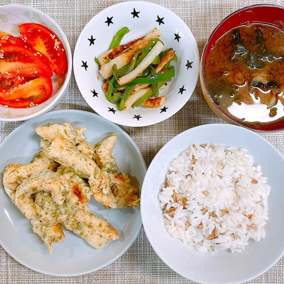 ささみの磯辺揚げ♡ちくわとピーマンのきんぴら♡トマトのごまあえ♡お味噌汁♡|まゆかさん