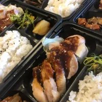 Snapdishの料理写真:豚ステーキ/ガーリック醤油ソース弁当|沖縄「ピロピロ」ライフさん