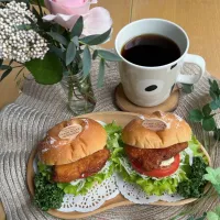 Snapdishの料理写真:10/23❤︎甘辛チキンカツサンド🥪🌱
3時のおやつ時間にお昼…

＊ モーニングロールパン
＊ 甘辛チキンカツ
＊ フリルレタス ＊キャベツ＊トマト|Makinsさん