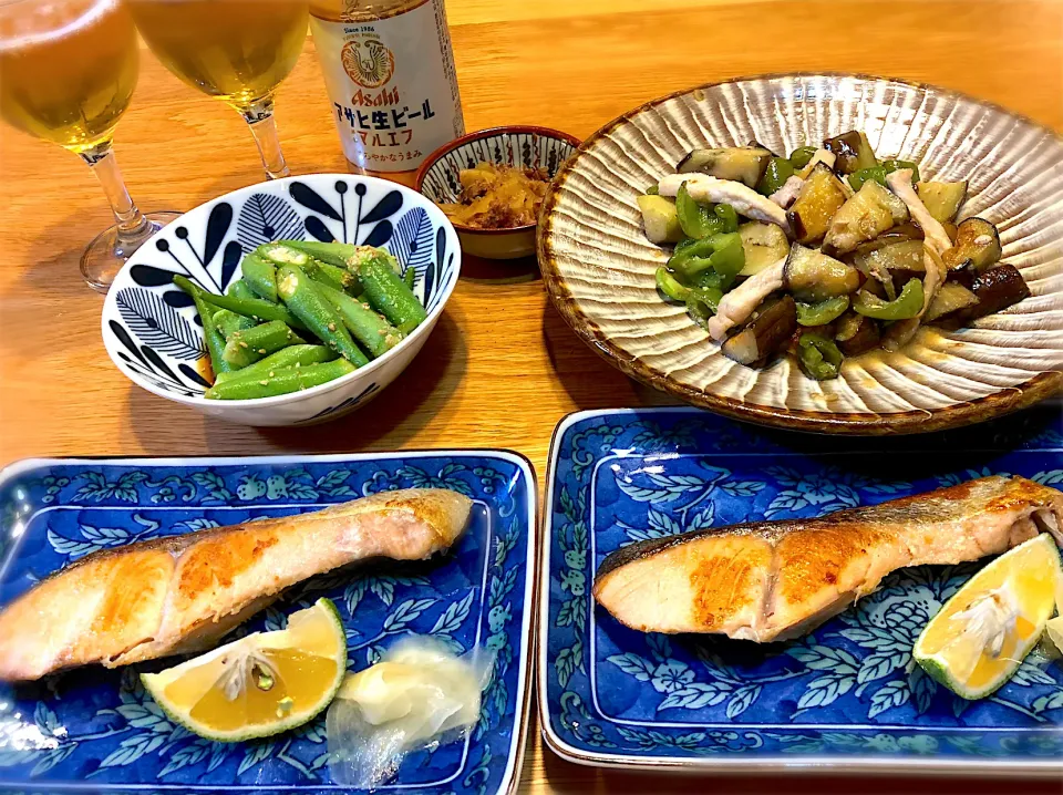 鮭の塩焼き　豚ロース肉と茄子ピーマン味噌炒め　オクラの和え物|じゅんさんさん