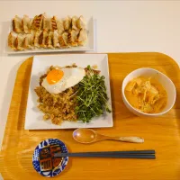 Snapdishの料理写真:今日の夕食　牛肉の黒酢玄米炒飯、高野豆腐のキムチ豆乳スープ、餃子|pinknari🐰🌈さん