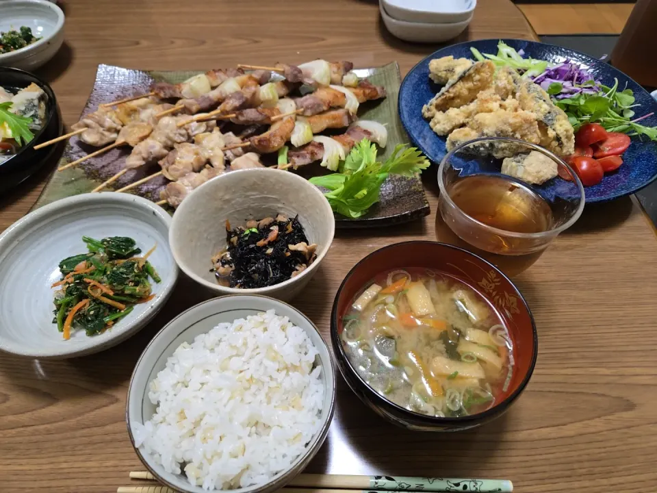 焼き鳥・鯖の竜田揚げ・ひじき・ほうれん草のおひたし・ご飯・味噌汁🌺|chiyukiさん