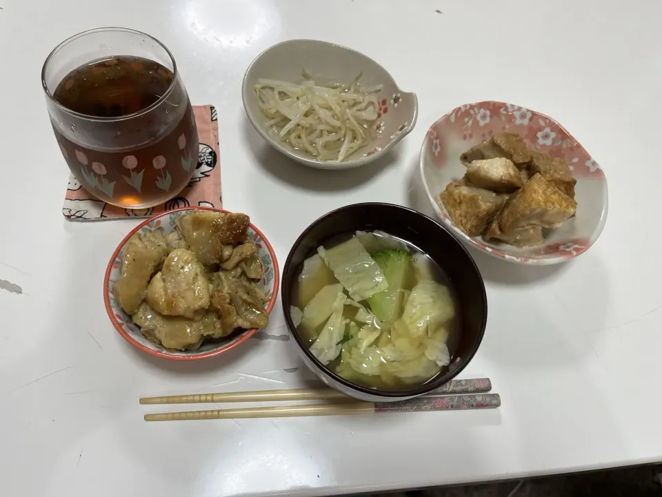 Snapdishの料理写真:晩御飯٩( ᐛ )و☆厚揚げの炊いたん☆鶏もものソテー（マジックソルト）☆もやしの酢の物☆みそ汁（キャベツ・ブロッコリー）|Saharaさん