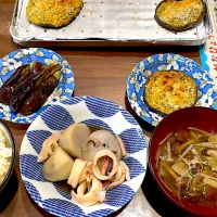 Snapdishの料理写真:赤いかと里芋の煮物　きのこのおろし汁　椎茸のカレーマヨ焼き　茄子の焼き浸し|おさむん17さん