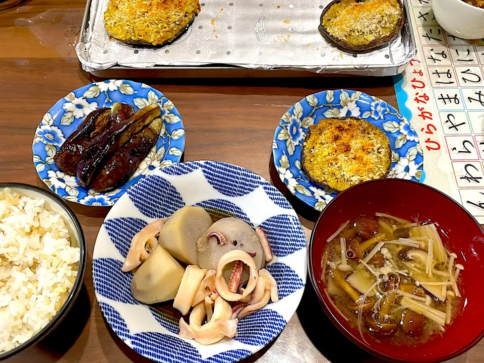 赤いかと里芋の煮物　きのこのおろし汁　椎茸のカレーマヨ焼き　茄子の焼き浸し|おさむん17さん