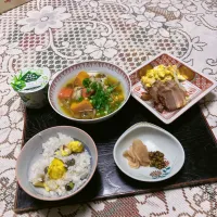 Snapdishの料理写真:grandmaの晩ごはん☆ 友だちとおうちランチやったから、今夜は同じ食事で…
栗ご飯､水団汁、サラダ、焼き豚…頂きます|kaoriさん