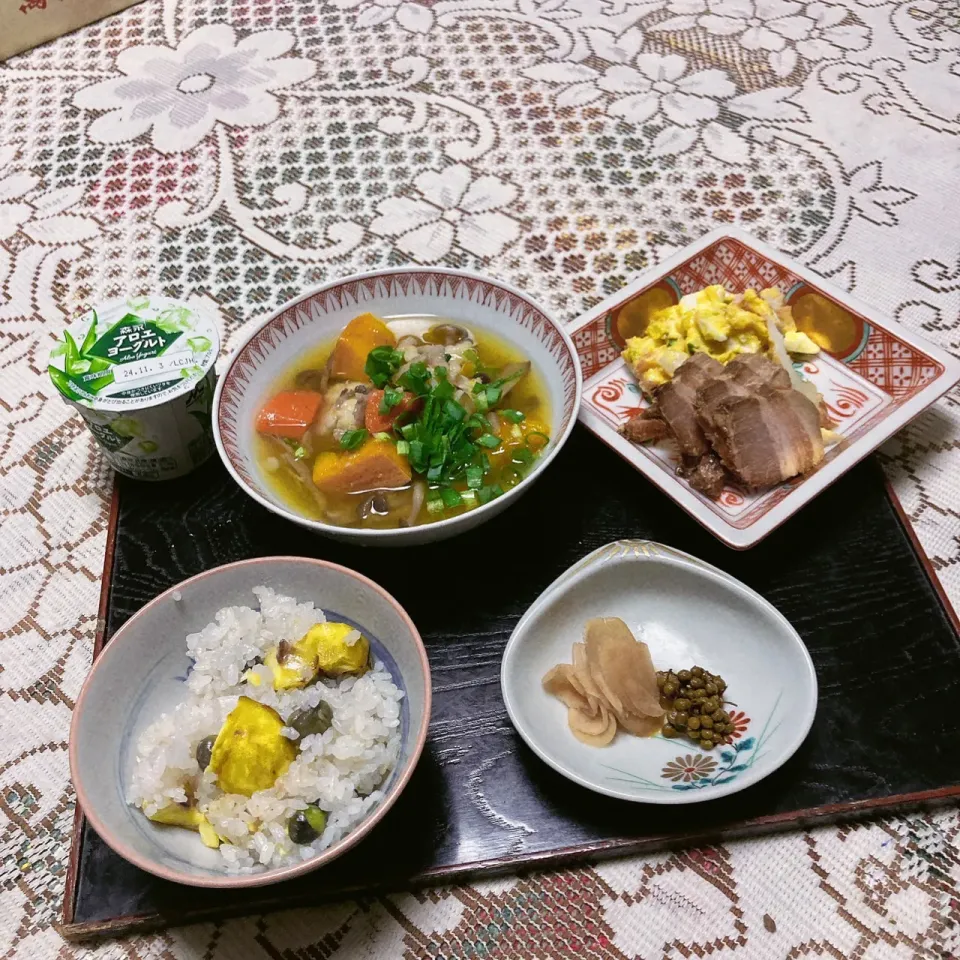 grandmaの晩ごはん☆ 友だちとおうちランチやったから、今夜は同じ食事で…
栗ご飯､水団汁、サラダ、焼き豚…頂きます|kaoriさん