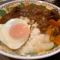 Snapdishの料理写真:2日目のカレー🍛にはやはり目玉焼き😋|アライさんさん