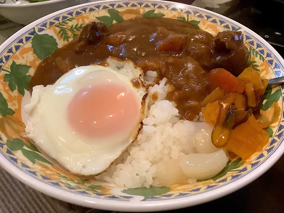 2日目のカレー🍛にはやはり目玉焼き😋|アライさんさん