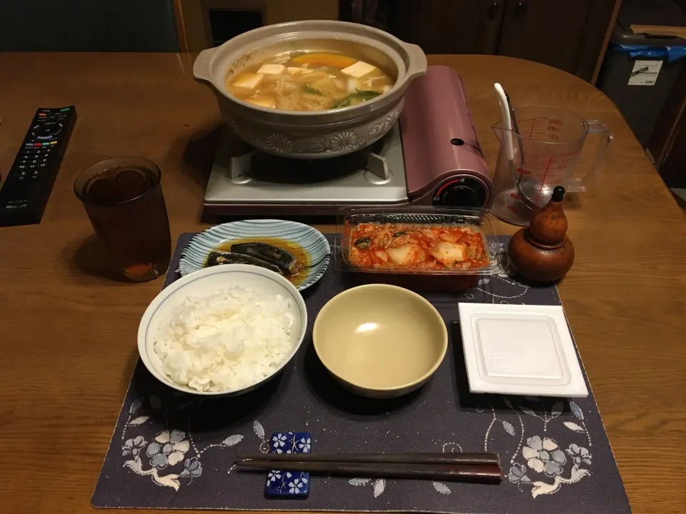 Snapdishの料理写真:ご飯、味噌仕立て寄せ鍋、イワシの煮付け、キムチ、納豆、麦茶、自家製プリン(夕飯)|enarinさん