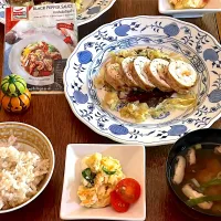 Snapdishの料理写真:晩ごはん♯チキンロール♯ブラックペッパーソース♯ポテトサラダ♯もち麦ごはん🍚|小松菜さん