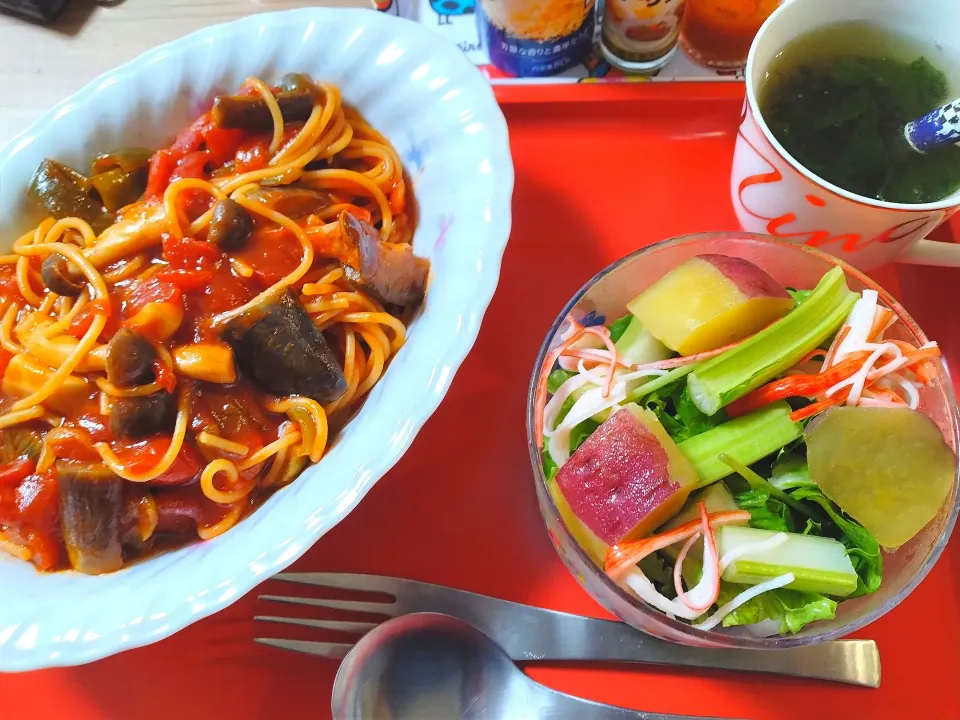 Snapdishの料理写真:トマトパスタ　さつまいもサラダ　ワカメスープ|さゆさん