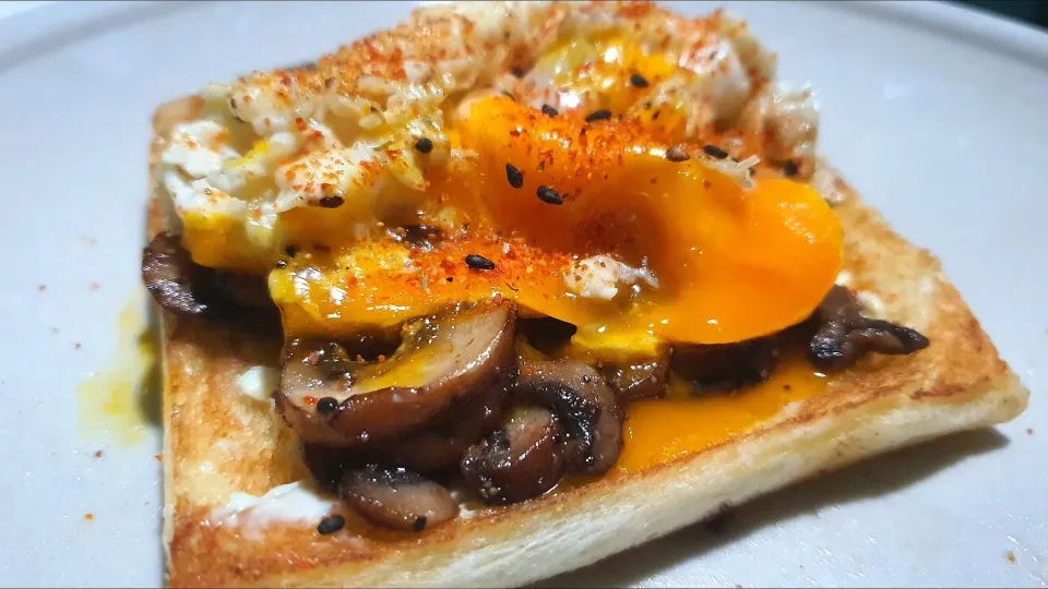 Snapdishの料理写真:dinner 🤪butter cream cheese toast with brown mushrooms fried egg + S&B 🌶 peppers 🥰🥰🥰|🌷lynnlicious🌷さん