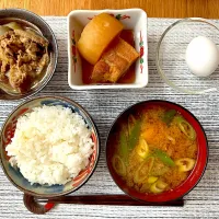 Snapdishの料理写真:新米を楽しむ朝定〜✨　この時期だけは土鍋ご飯🍚　吉野家・晩御飯の残り角煮・温玉・豆腐と人参、ネギのお味噌汁😋|BUBUさん