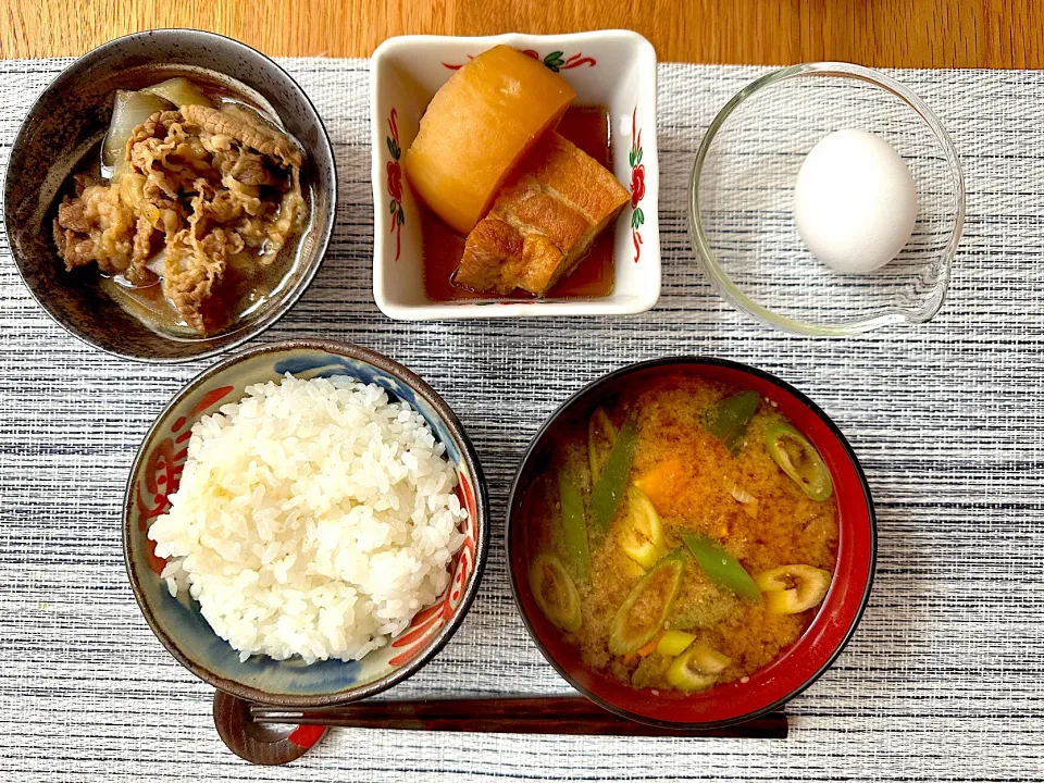 新米を楽しむ朝定〜✨　この時期だけは土鍋ご飯🍚　吉野家・晩御飯の残り角煮・温玉・豆腐と人参、ネギのお味噌汁😋|BUBUさん