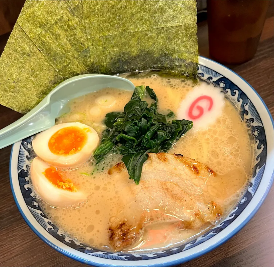 Snapdishの料理写真:濃厚豚骨ラーメン醤油+味玉🍜|toshi,I🍴さん