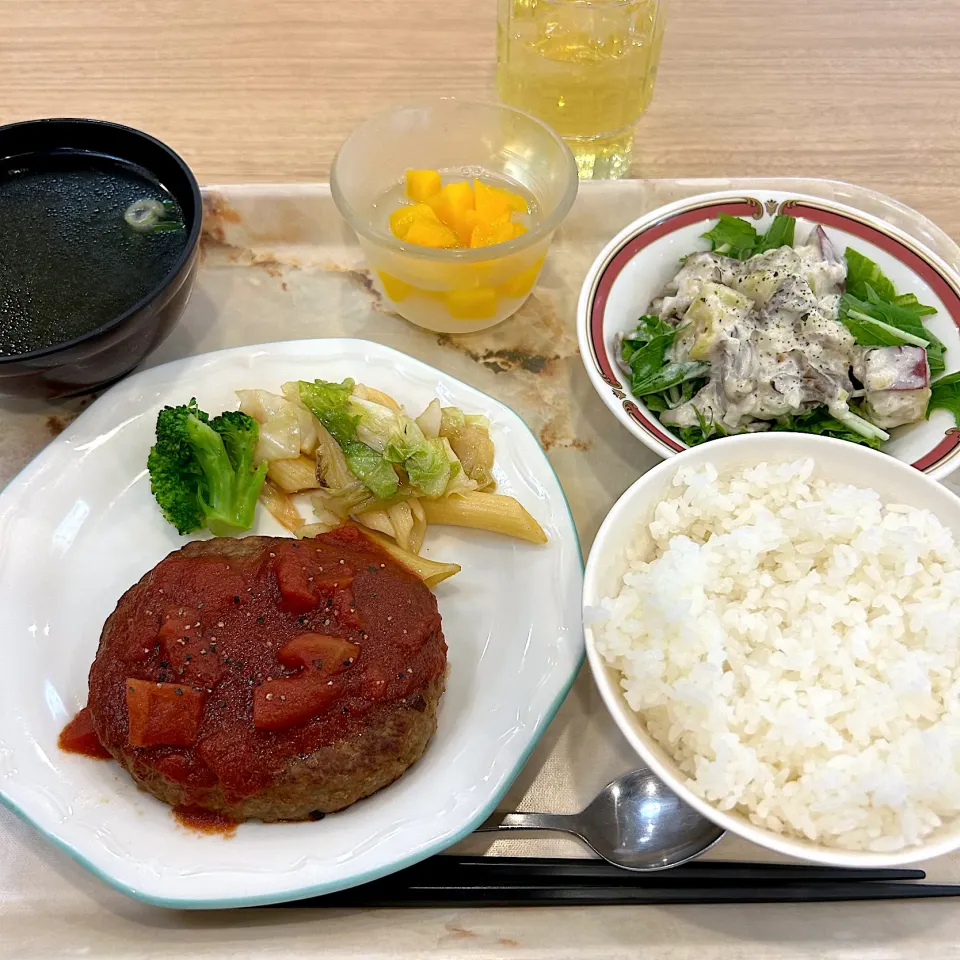 寮の晩御飯😋ハンバーグ|すかラインさん