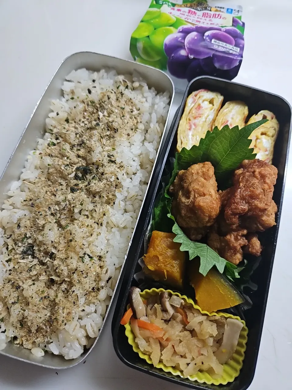 ☆高校生弁当☆もち麦入り自家製ふりかけごはん、カニカマ卵焼き、唐揚げ、南瓜煮物、切干大根、蒟蒻ゼリー|ｼｮｺﾗさん