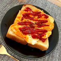 Snapdishの料理写真:朝食スクランブルエッグトースト🍞|akkaさん