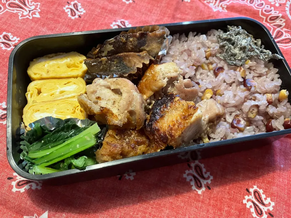 Snapdishの料理写真:2024.10.24 息子弁当　◎紫とうもろこしのごはん　◎グリルチキン　◎ブリの照り焼き　◎小松菜のごま和え　◎卵焼き　　◎梨|goroさん