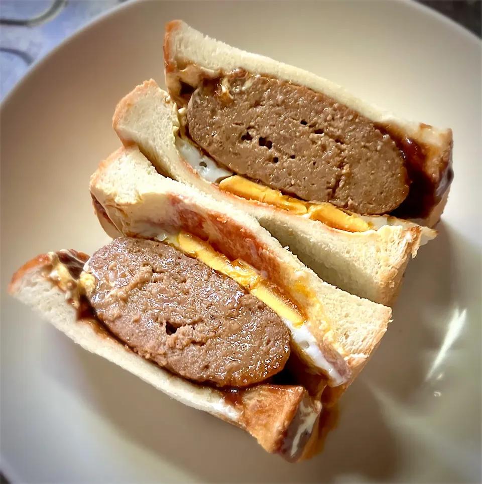 朝食に、月見ハンバーグサンドを頂きました😋👍🎉|ギムレットさん