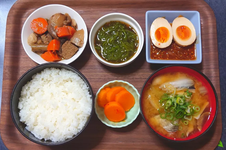 今日の朝ごはん（新米・高知県産こしひかりにうま辛たまご、めかぶポン酢、里芋のごった煮、鱈と白菜とエリンギのみそ汁、キムチたくあん）|Mars＠釜飯作り研究中さん